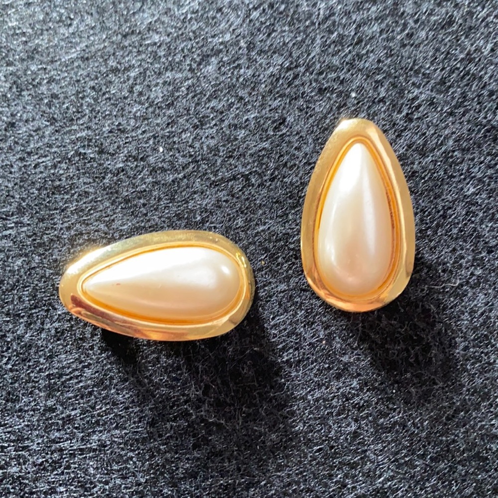Faux pearl golden clip on earrings.